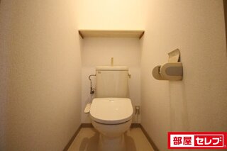 奥に棚があります。