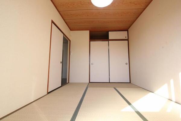 ゆっくりとくつろげる和室です。