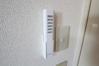 リモコンで電気が点けれます。