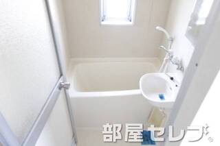 窓付きバスルームでごゆっくり。