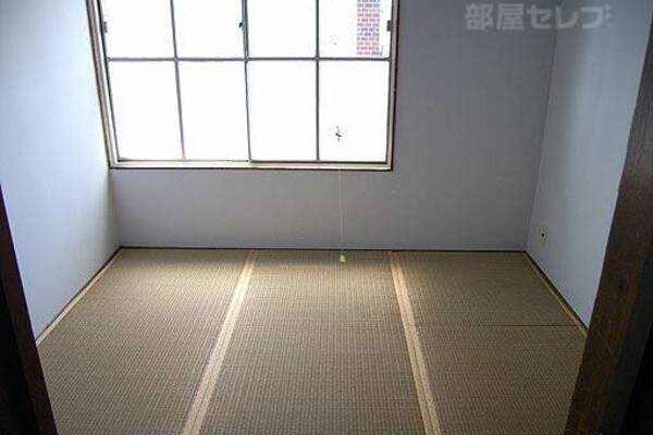 写真は107号室です。
