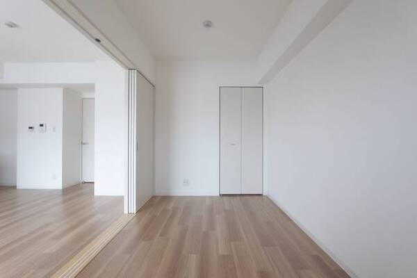 光がたっぷり差し込む角部屋でございます