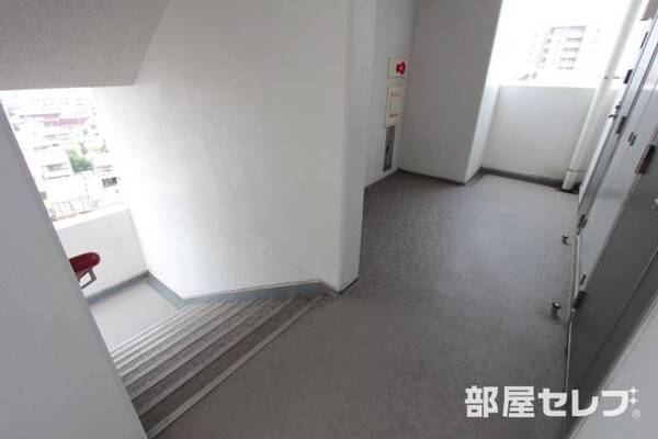 階段、廊下の様子です