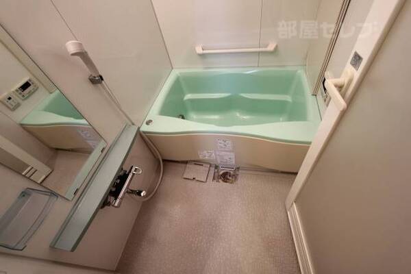 浴槽の色もオシャレです。もちろん追い炊き付き