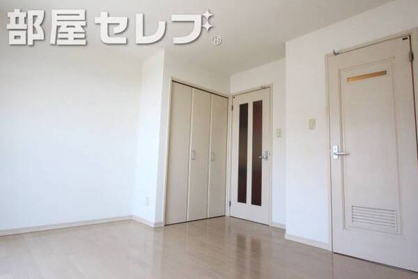 白基調の明るいお部屋です。