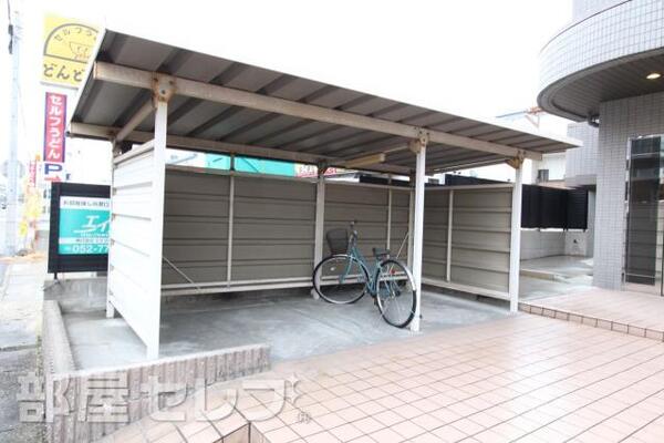 屋根付きの駐輪場です。