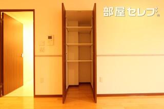奥行のある収納です