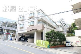 高台に向かって延びるオシャレな建物です。