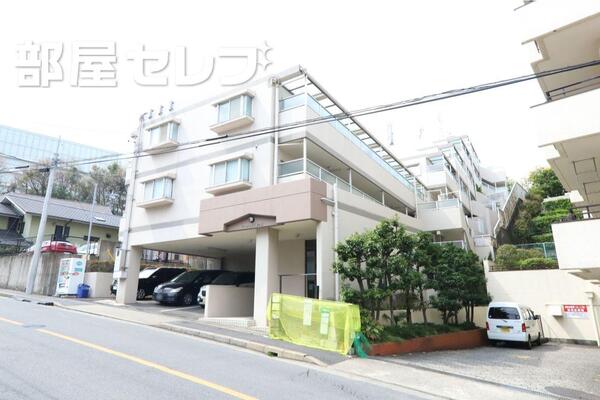 高台に向かって延びるオシャレな建物です。