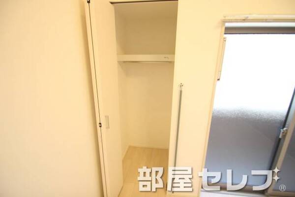 奥行きある収納。