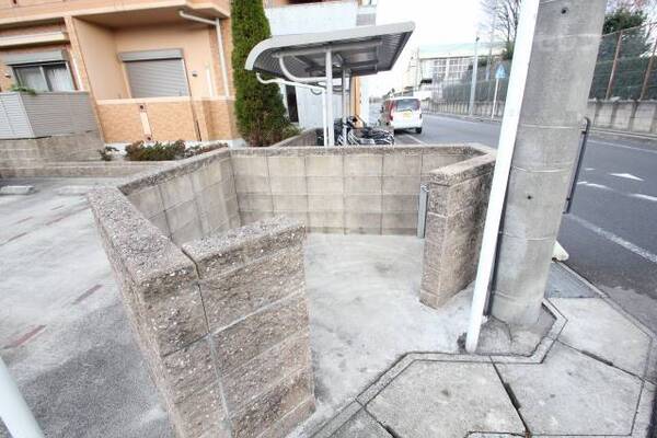ごみはゴミ置き場へ