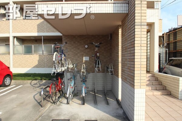 屋根付き駐輪場。