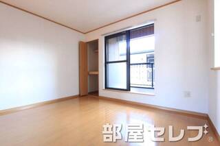 光が差し込む居室。