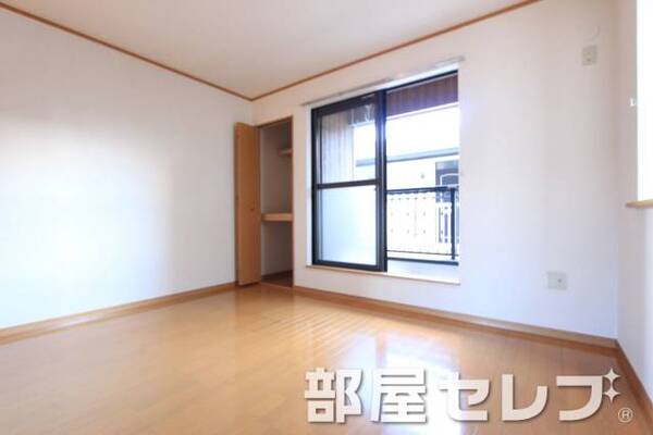 光が差し込む居室。