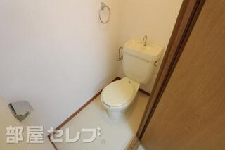 トイレで考え事でも。