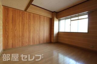 木目調なので落ち着きますね。