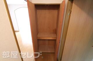 廊下の突き当りにも収納スペースがあります。