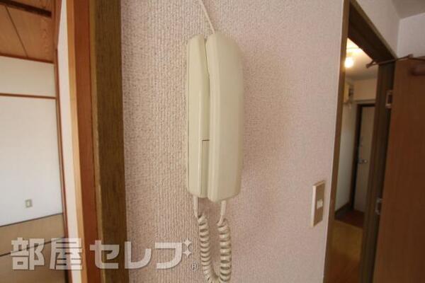 インターホンで来客確認ができます。