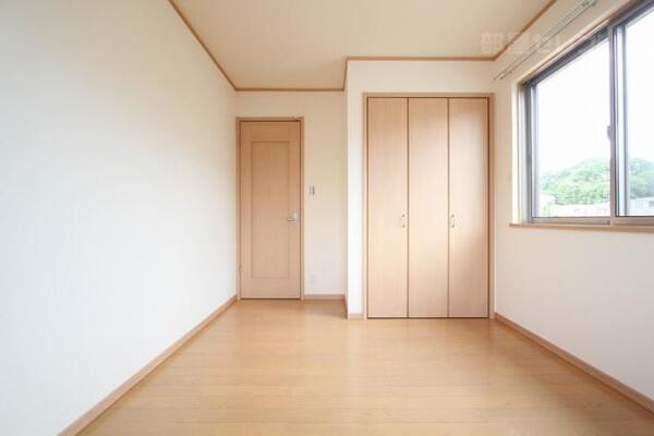 2Fの北側でも明るい居室です。