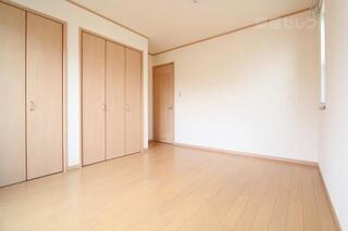 2Fの南側のバルコニーのあるお部屋です。
