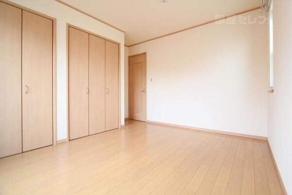 2Fの南側のバルコニーのあるお部屋です。