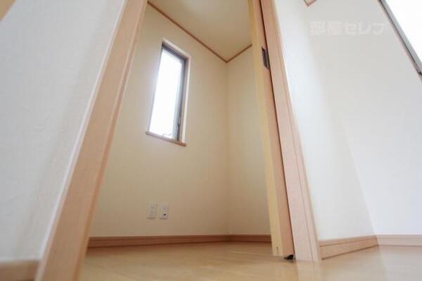 書斎にも倉庫にも使えるスペースです。