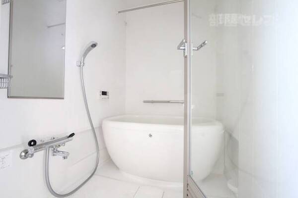 お風呂の扉が透明なガラスです。バスタブもおしゃれですね