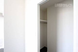 2階部分にウォークインクローゼット。左右に分かれていますよ