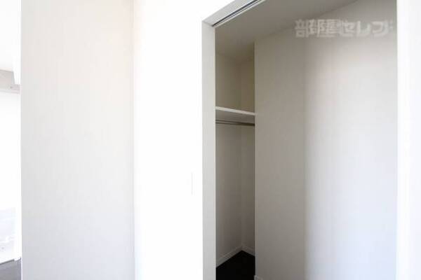 2階部分にウォークインクローゼット。左右に分かれていますよ