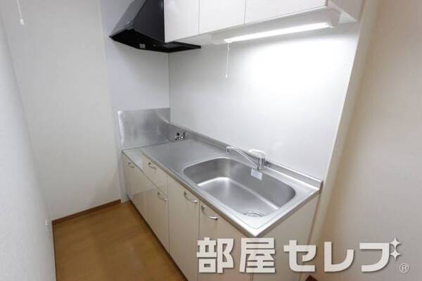 段落ちキッチン。