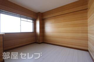 窓から明るい日差しが入る居室です。
