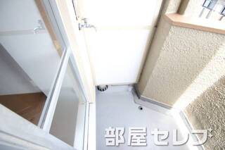 こちらに洗濯機を。