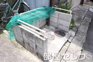 敷地内ゴミ捨て場。