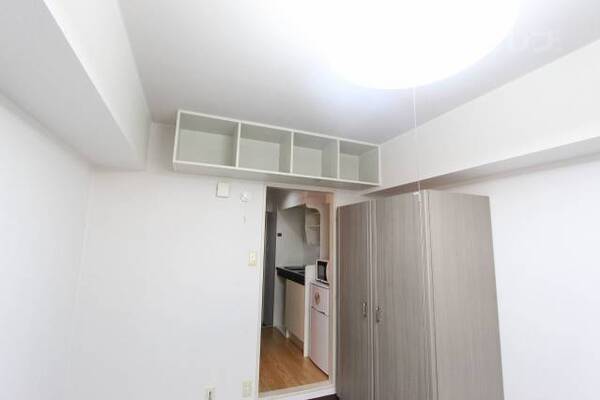上の棚を飾棚として、収納として自由に使えます