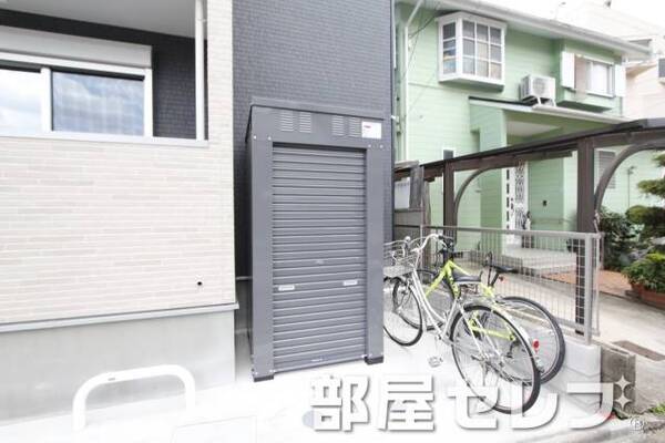 自転車はスペースが空いているところへ。
