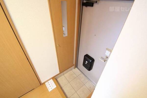 鏡付きの下駄箱がある玄関。