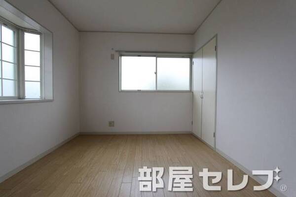 出窓付きで明るいお部屋です。他号室の写真です。