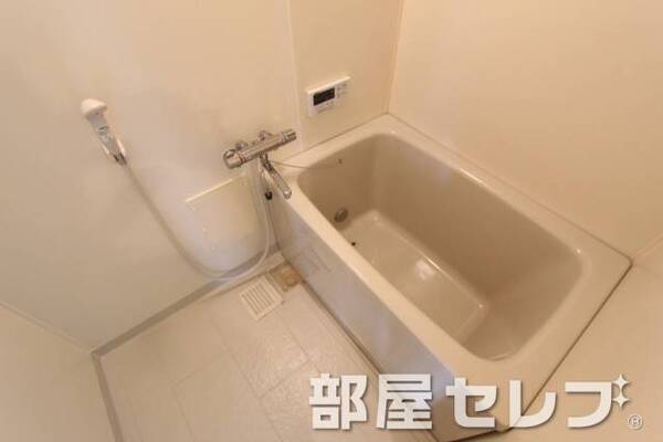 清潔感あるバスルーム。他号室の写真です。