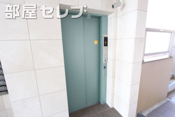 エレベターで重い荷物があっても大丈夫。