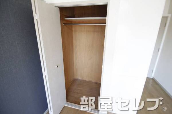 使いやすいサイズの収納です。