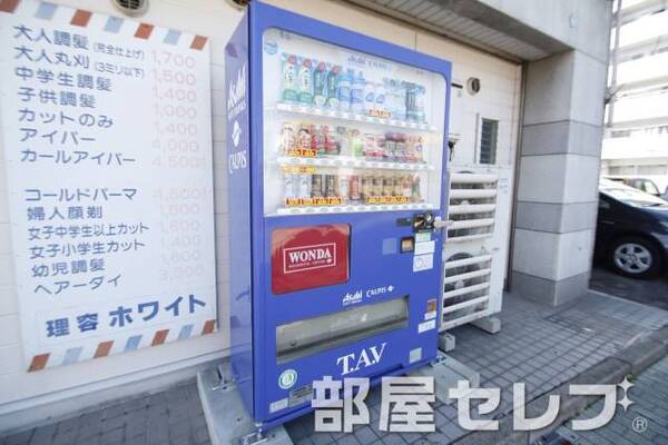 敷地内に自動販売機。