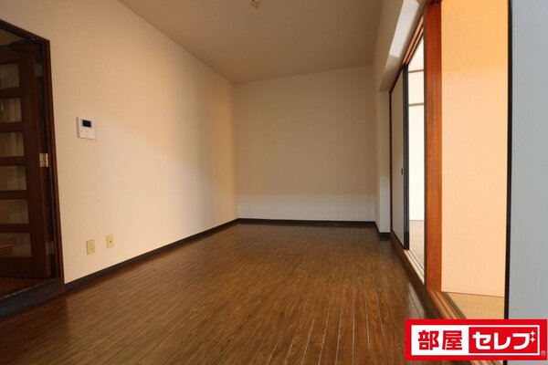 洋室、和室ともに繋がっているリビング