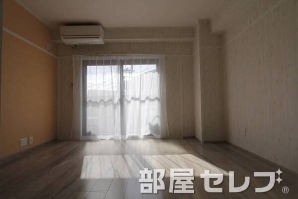 落ち着いたお部屋アクセントクロスがオシャレです。