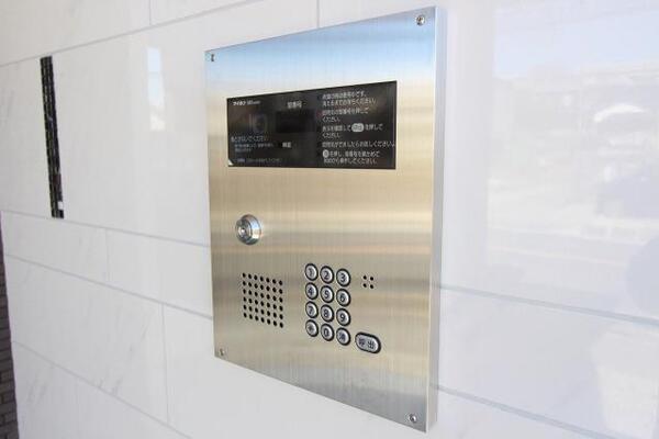 エントランスにオートロックあります。
