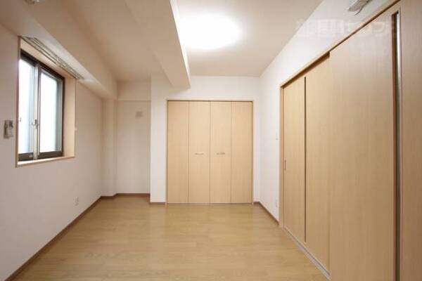 この部屋にもエアコンついてます