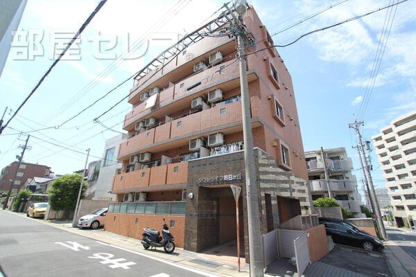 タイル張りの立派な外観です。