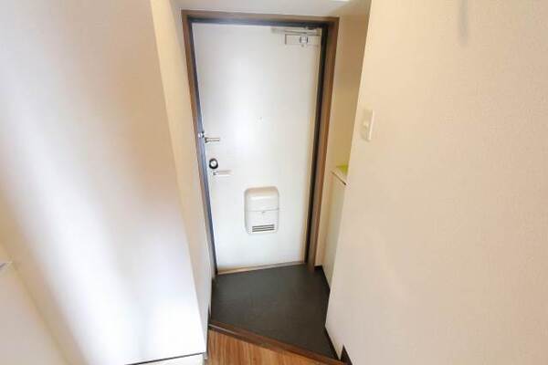 輝かしい玄関ですね。3Ｃ号室の写真です。