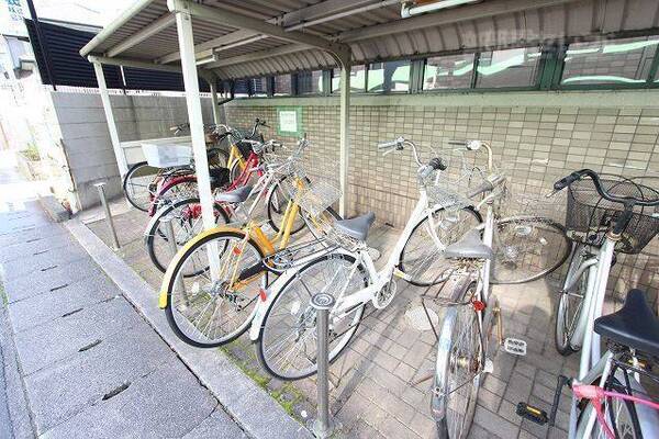 駐輪場には屋根付き。