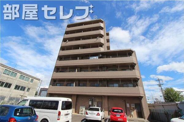 8階建てのマンション。