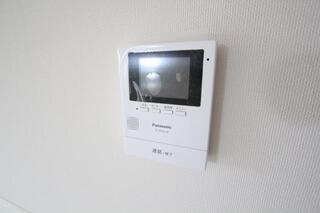 モニターにて来客確認できます。
